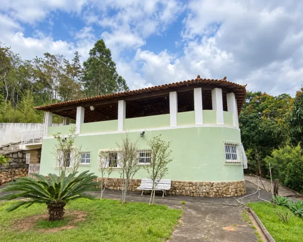 Sítio com 3 casas, piscina e pomar - 3.635 m² em Paty do Alferes
