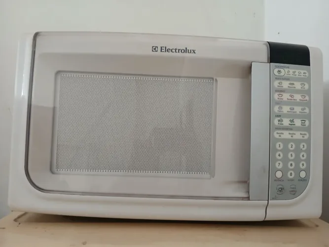 micro-ondas Electrolux seminovo