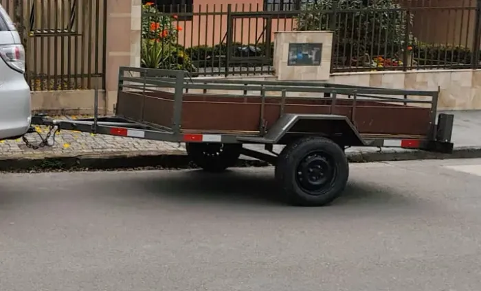 Carretinha Fazendinha 1,45m x 2,40m c/ Baú - Aro 15 - Doc em Dia