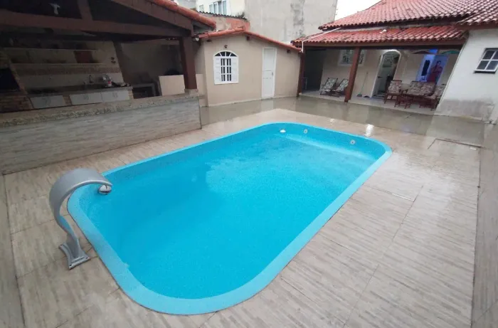 Casa à venda com piscina e 04 quartos na Praia Grande.