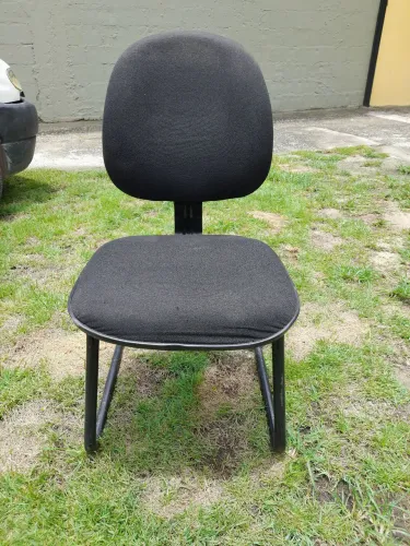 Cadeira fixa preta em ótimo estado