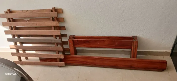 Cama de madeira de solteiro
