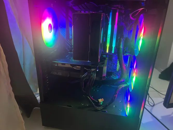 PC GAMER RX 9060 XT 16GB