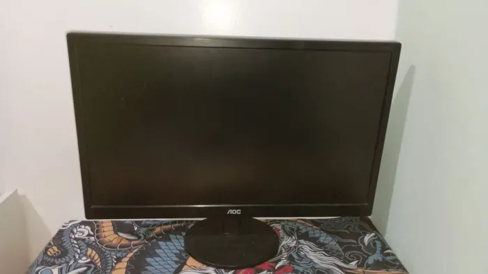 Monitor 100% funcional com entrada VGA+adaptador pra entrada hdmi