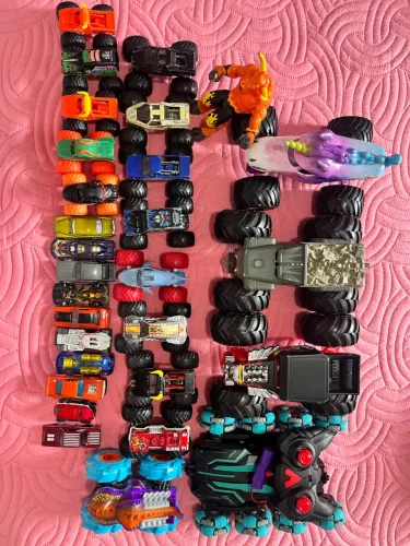 Kit carrinhos e brinquedos 