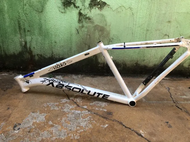Vende se! Quadro absolute Nero 5 branca com adesivos aro 26
