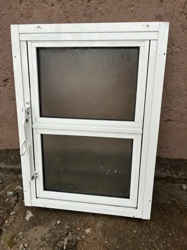 Janela de Alumínio Branco com Vidro (42,5 x 57,3 cm)