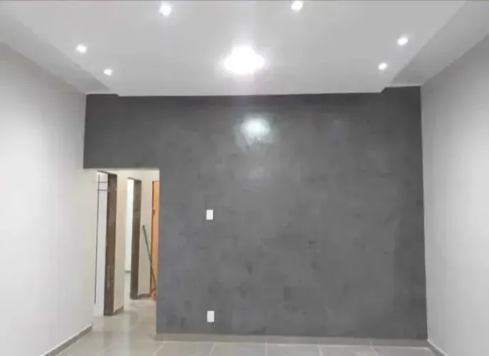 Pintor com equipe. Pinturas em geral