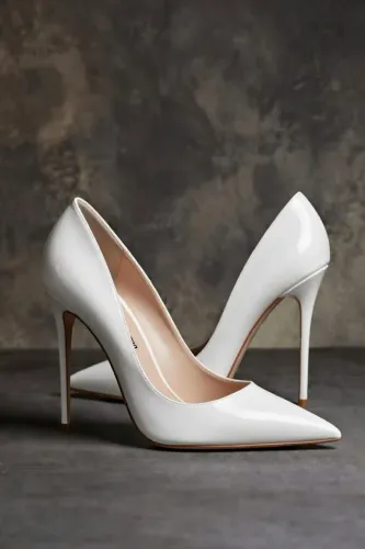 Salto Scarpin branco verniz