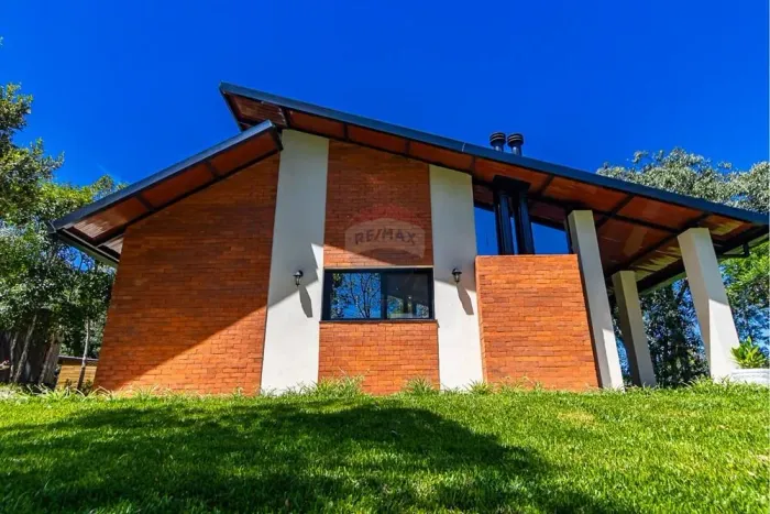Chácara à venda em condomínio fechado, com 5.000m², porteira fechada, na área rural da Bor