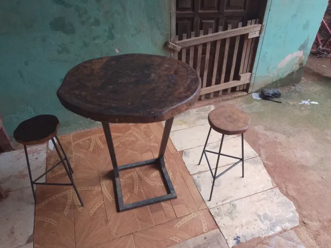 Mesa rústica com duas banquetas 
