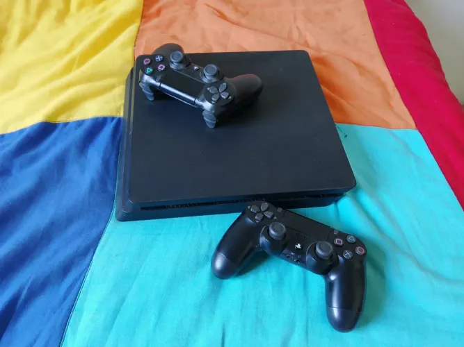 ? PS4 Slim 1 TB + 2 controles
