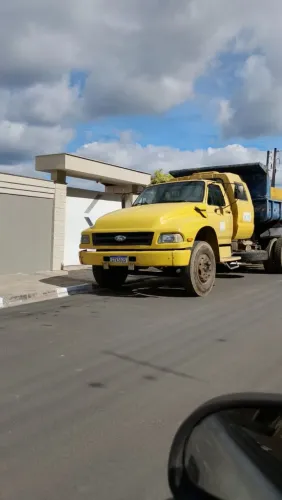 Caminhão caçamba com cabine suplementar