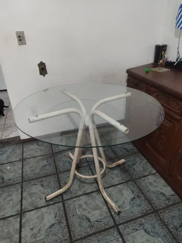 Mesa com tampo de vidro redondo