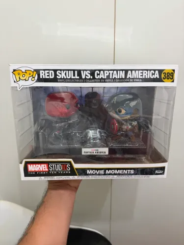 Funko pop red skull vs capitão América