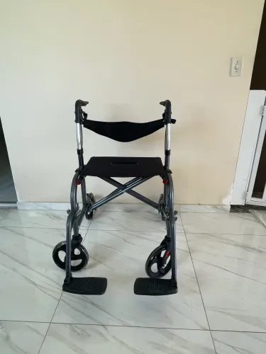 Vendo andador com cadeira de rodas