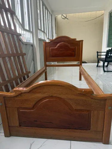 Cama de solteiro troco por escrivaninha 