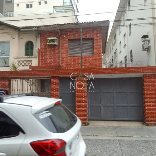 Belo Sobrado para Locação e Venda ao lado da Igreja do Embaré
