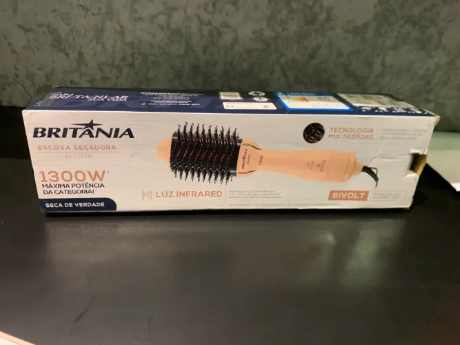 Escova Britânia na caixa Bivolt 1.300 W
