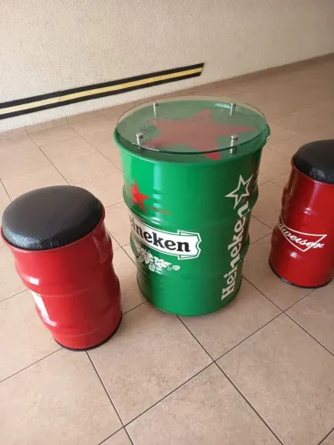 Mesa tambor mais 3 bancos em latão 