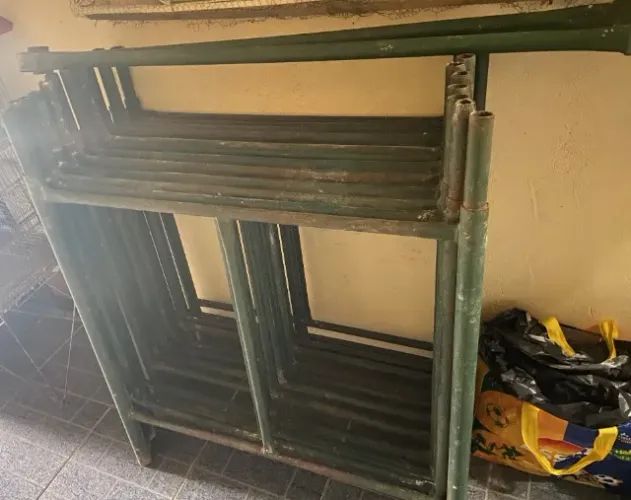 Andaime Tubular Metálico - 11 Quadros + Peças de Ligação