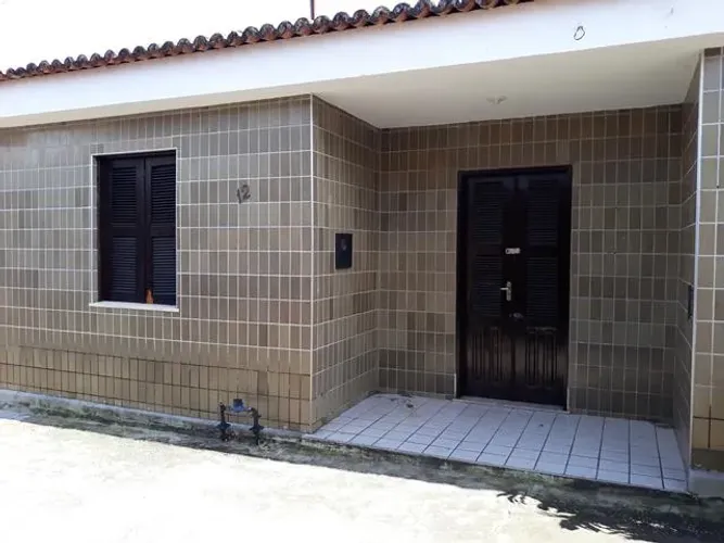 Casa forrada com 2 quartos, sala, cozinha, um banheiro e quintal, em uma excelente localiz