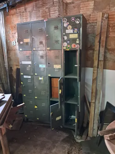 Roupeiro de aço com 16 portas