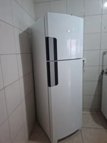 Vendo geladeira frost free consul praticamente nova! Sem nenhuma arranhão ou amassado!