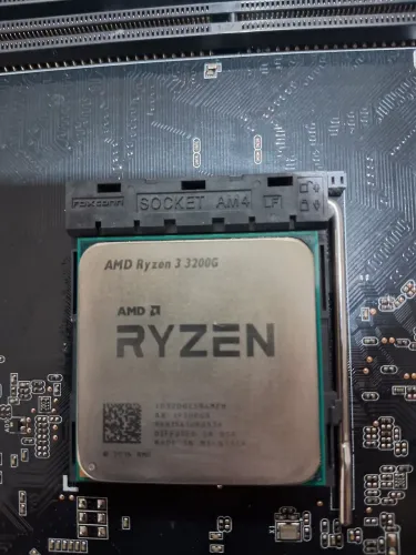 Ryzen 3 3200g + asrock a320m hd.