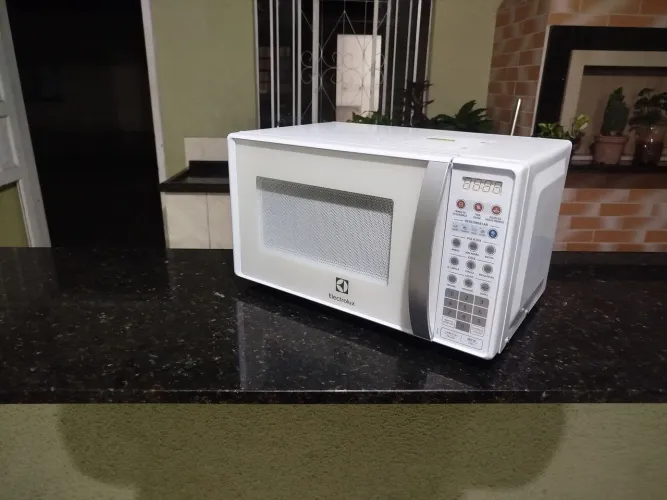 Microondas Electrolux 20L 127v funcionando perfeitamente, modelo MTO30, todo original.