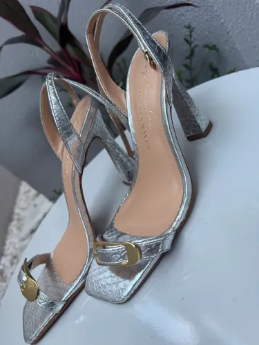 Sandália Slingback da collab Luiza Barcelos por Thássia Naves.