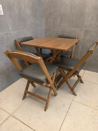 Mesa com 4 cadeiras estofadas