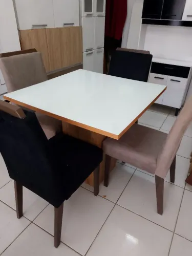 Mesa de vidro com quatro cadeiras