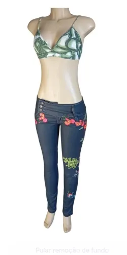 Calça jeans feminina bordada laterais e bolso traseiro Tam 38 cintura baixa preto fosco.