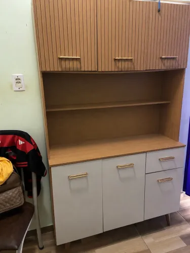 Pra vender esse armário de cozinha 400$. Obs: frente fica por conta do cliente.