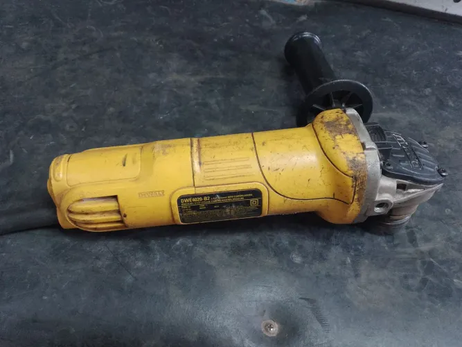 Esmerilhadeira Dewalt