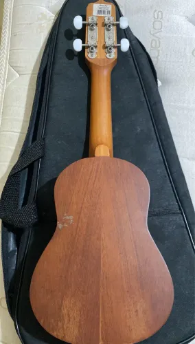 Ukuleke seminovo com capa