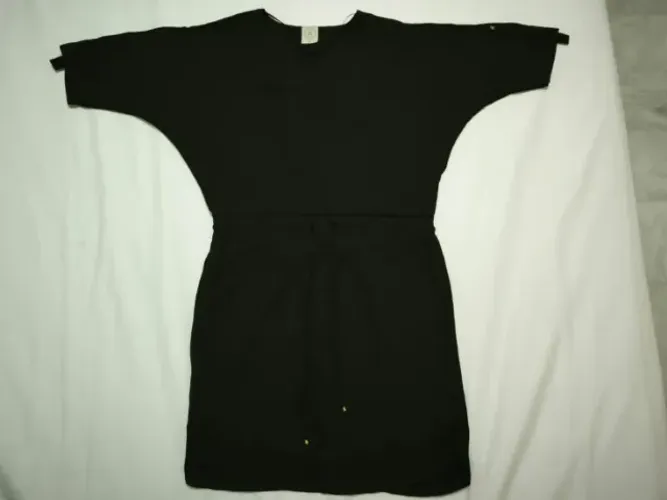 Vestido preto com mangas