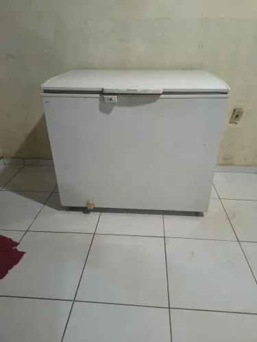 Vendo freezer top e mesas e cadeiras!!!