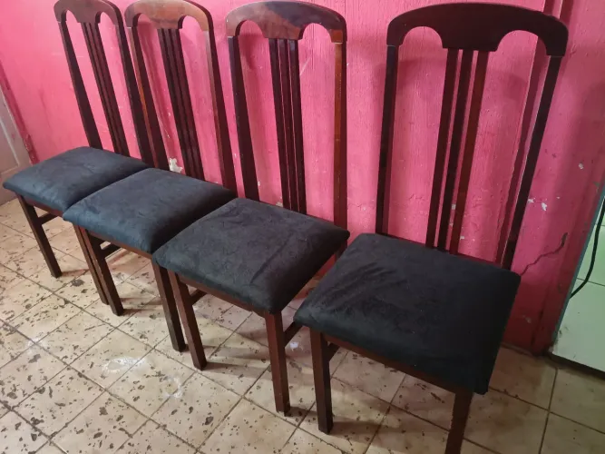 Conjunto de 4 cadeiras de madeira maciça...Em tecido veludo preto
