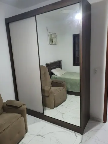 Guarda-roupas e cama
