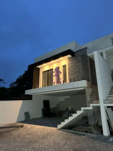 Excelente casa em construção em localização privilegiada no centro de Quatro Barras