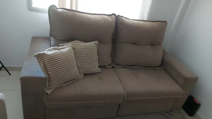 Sofá 2 lugares retrátil. 1 ano de uso, pouquíssimo uso, novo! Medidas 2.40 x1.20