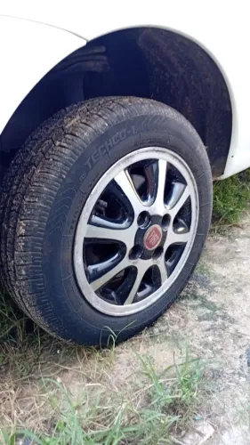 Vendo roda com pneus aro 13.