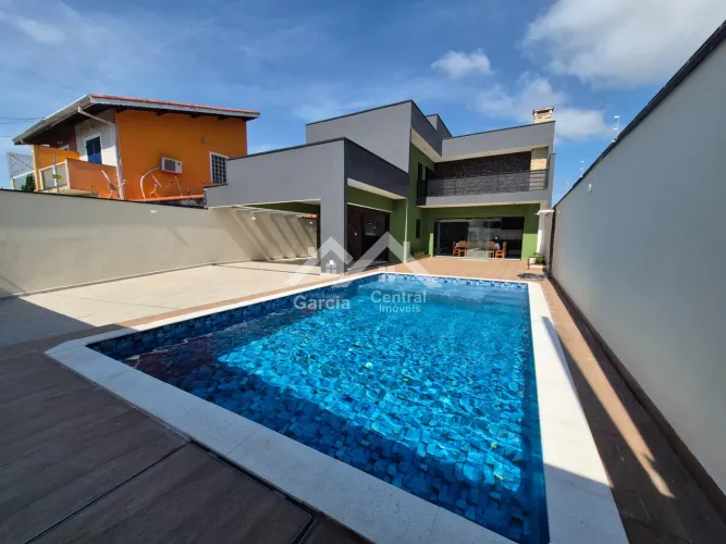 Casa com piscina em Peruíbe REF: 9594