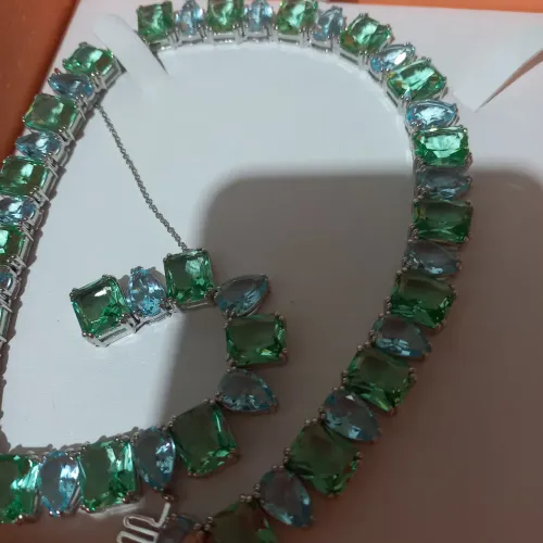 Colar com Cristais Naturais Verdes e Azuis em Prata.