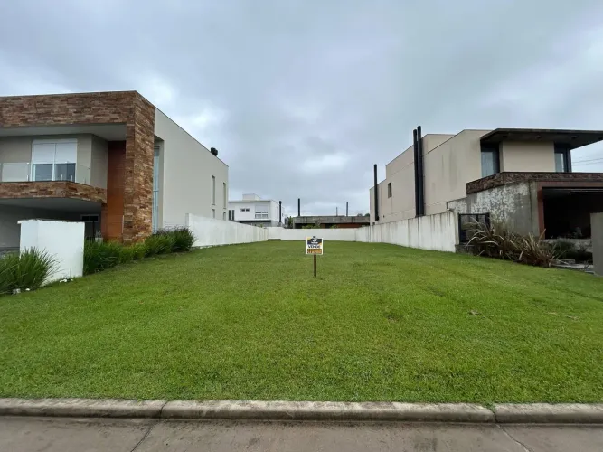 Crie o projeto dos seus sonhos: Terreno à venda no Alphaville em Pelotas com posição solar