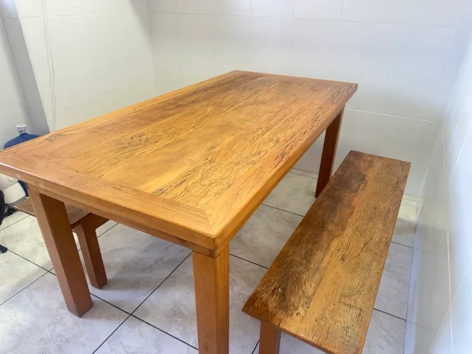 Mesa com bancos 