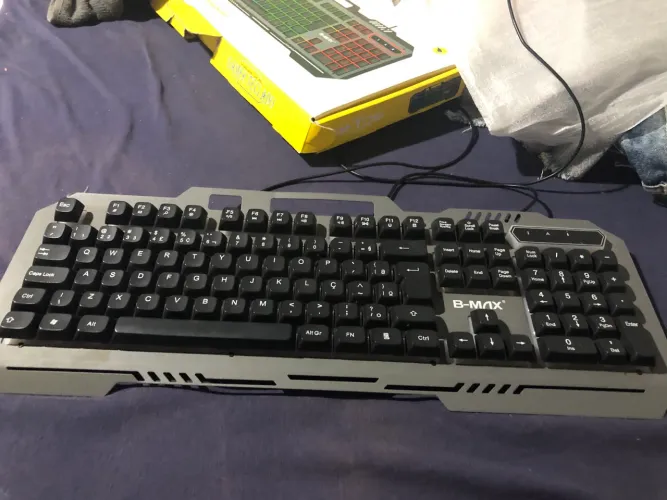 Teclado gamer RGB B-M, fio solto precisa soldar -
