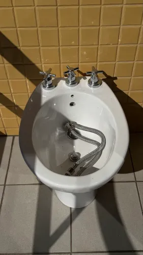Bidé de cerâmica com algumas peças inclusas
